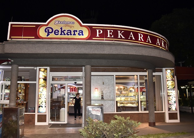 Показивао двоглавог орла и претио